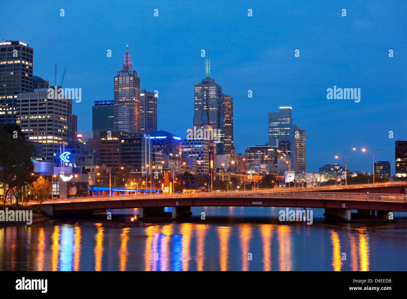 Kings ponte sopra il fiume Yarra e dello skyline della città al crepuscolo. Melbourne, Victoria, Australia Foto Stock
