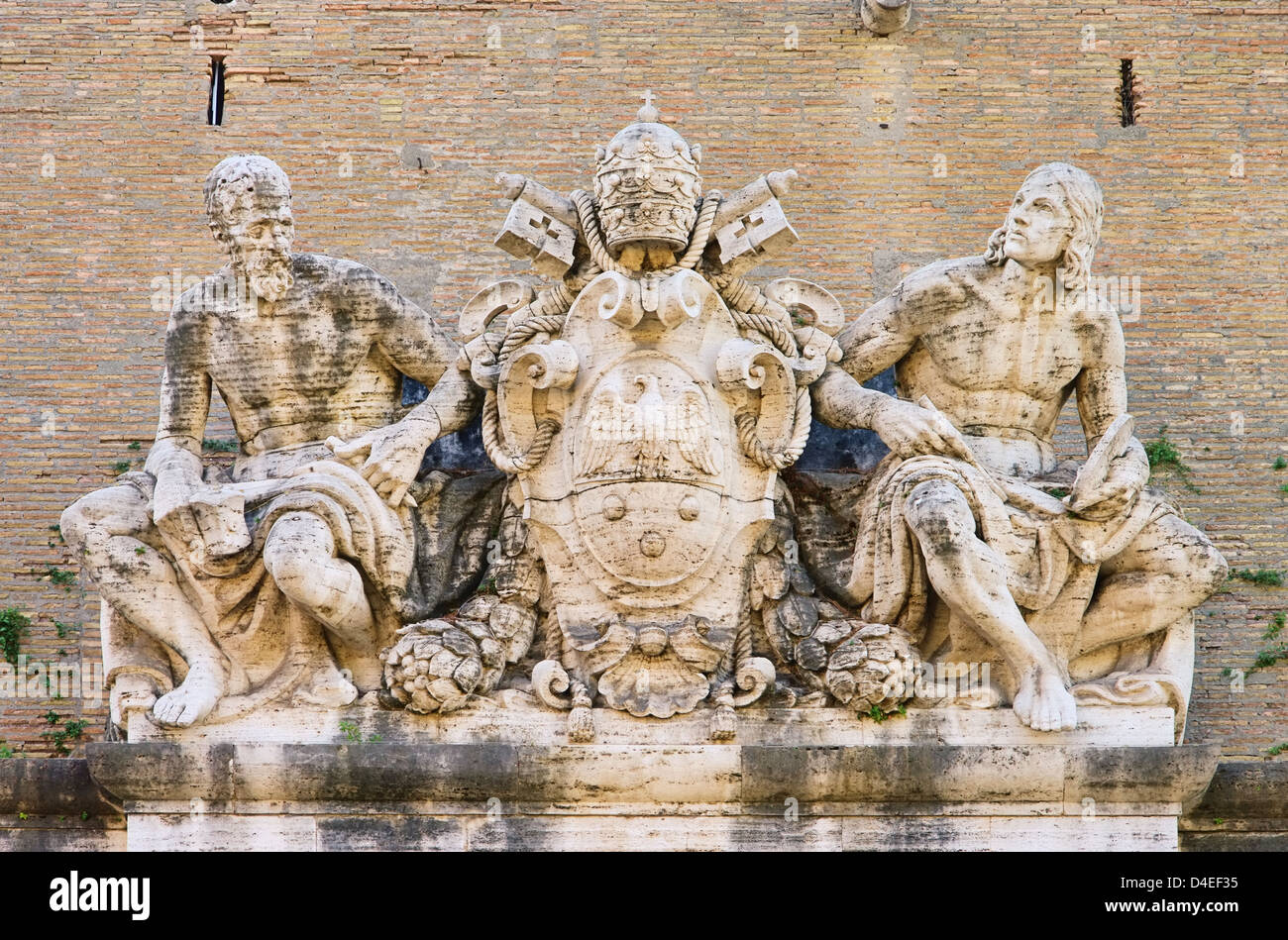 Rom Vatikan Eingangsskulptur - Roma scultura sopra ingresso dal Vaticano 01 Foto Stock