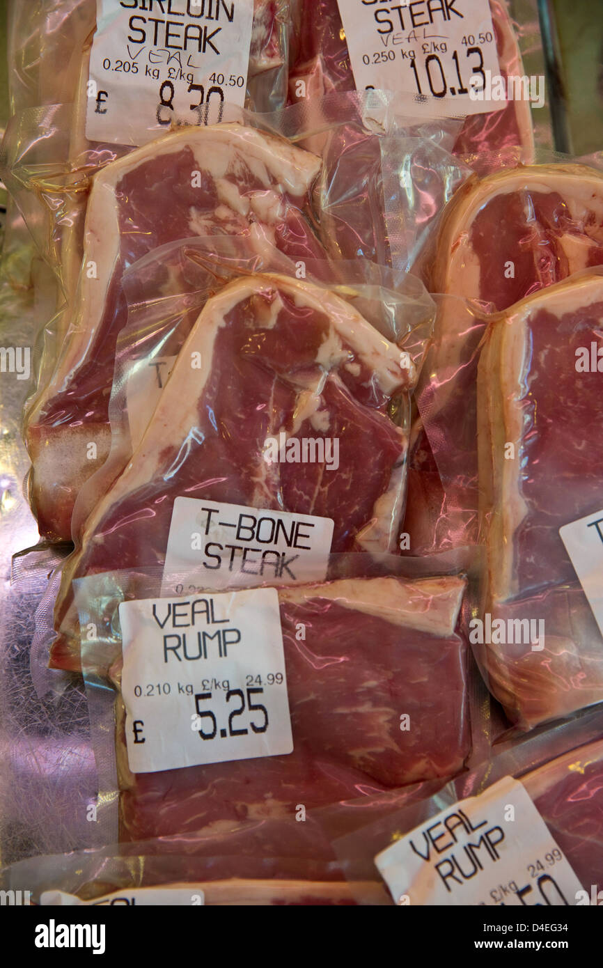 Il vitello Scamone bistecca in un negozio di macellaio Foto Stock
