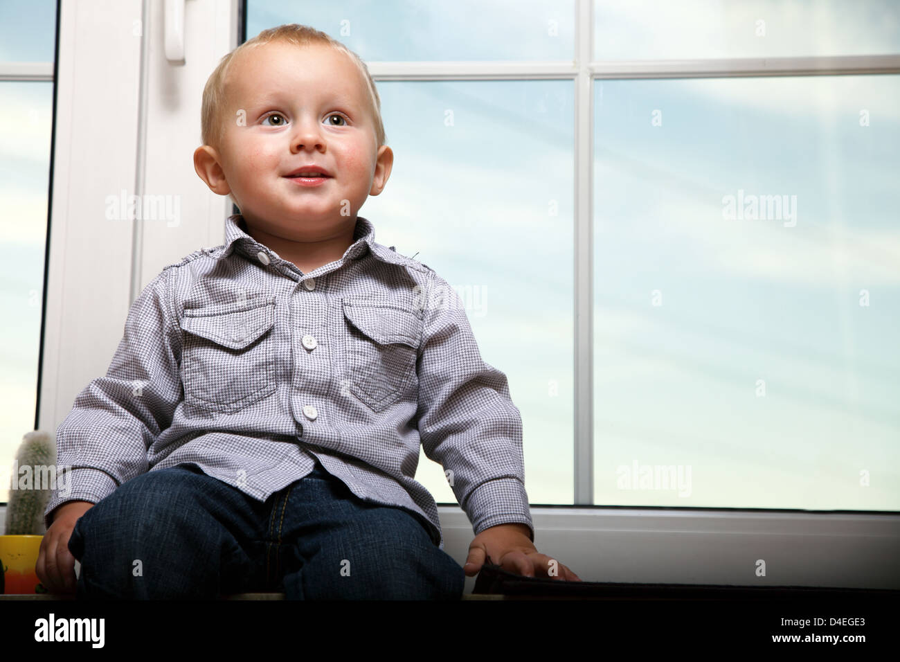 Ritratto di grazioso allegro ragazzino indoor Foto Stock