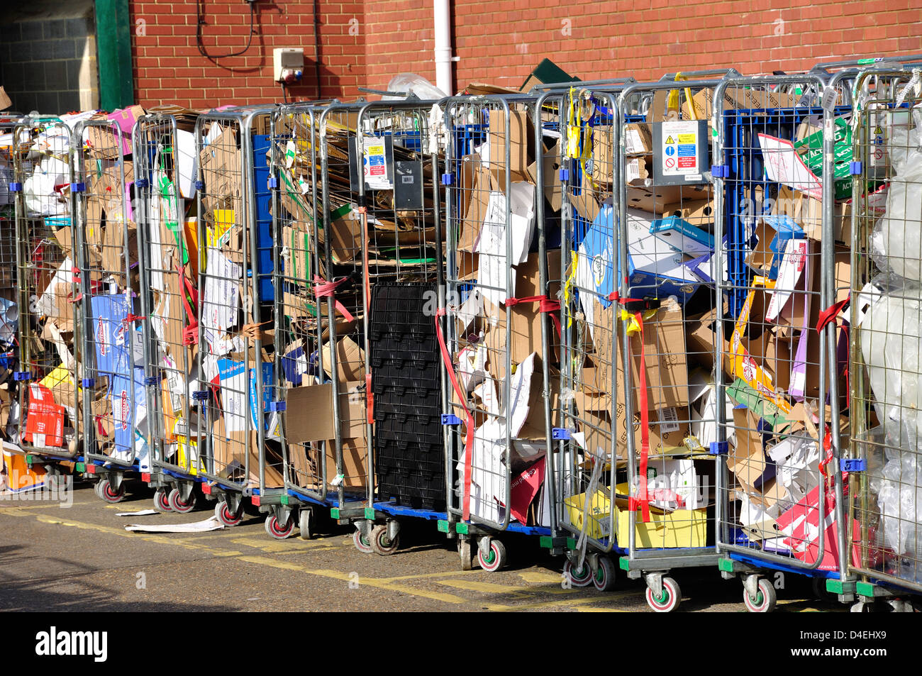 Cassonetti per il riciclaggio al supermercato Tesco, High Street, Feltham, London Borough di Hounslow, Greater London, England, Regno Unito Foto Stock