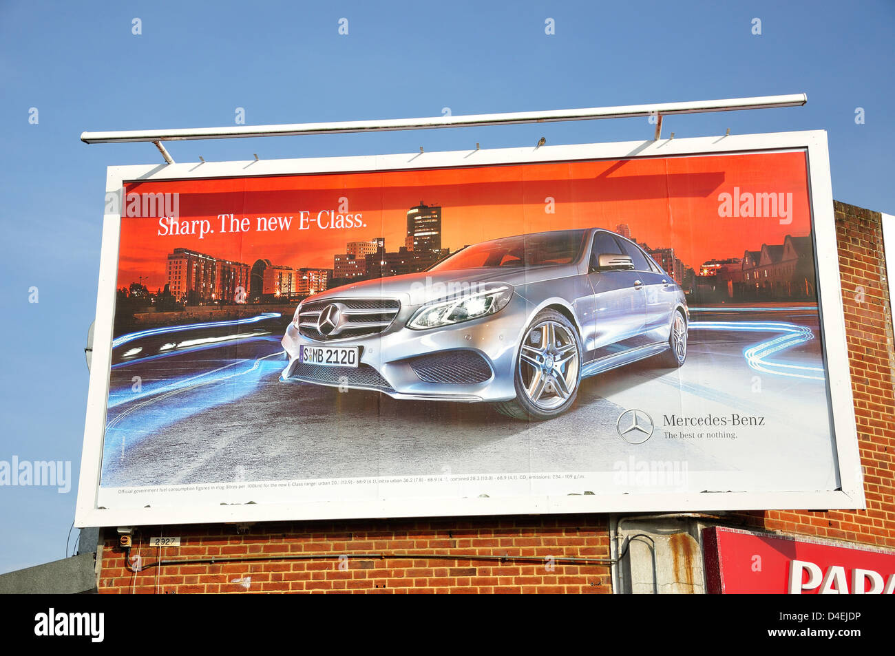 Cartellone Mercedes-Benz Classe e, High Street, Feltham, London Borough of Hounslow, Greater London, England, Regno Unito Foto Stock