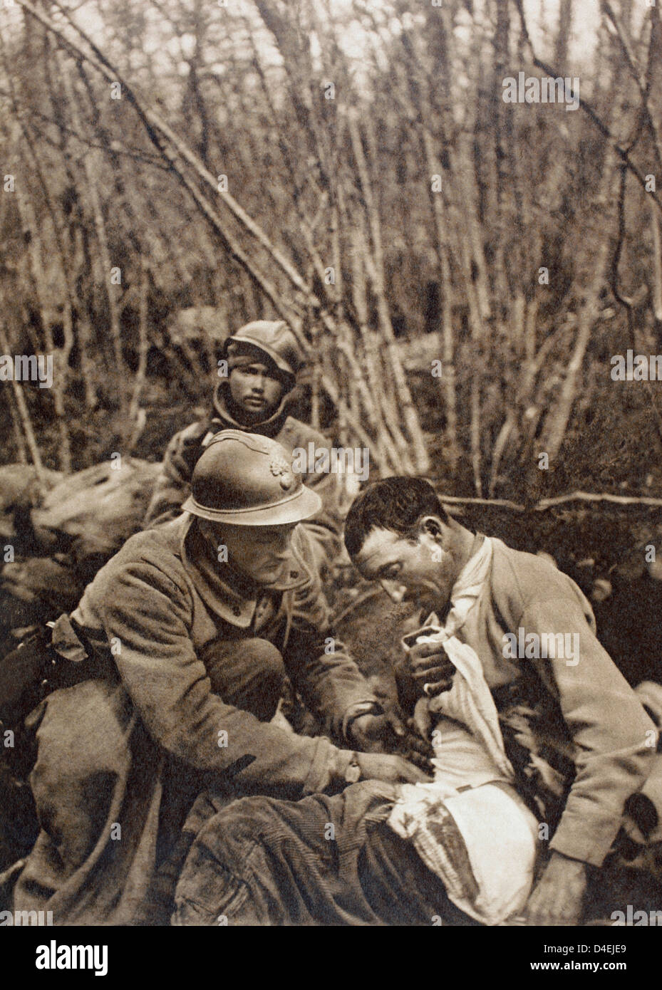 Ferito soldato francese riceve il primo aiuto al fronte durante la Prima Guerra Mondiale. Da L'illustrazione, 1916. Foto Stock