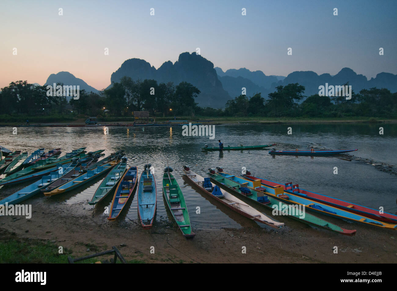 Barche lungo il Nam Song River in Vang Vieng, Laos Foto Stock