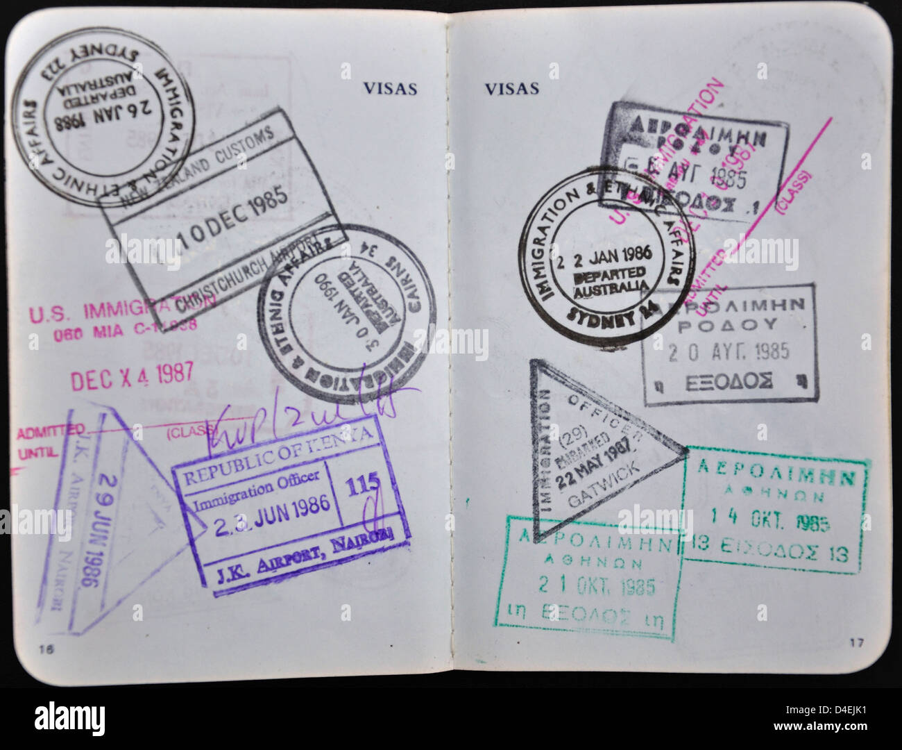 Ancora in vita di francobolli in un passaporto, Surrey, England, Regno Unito Foto Stock