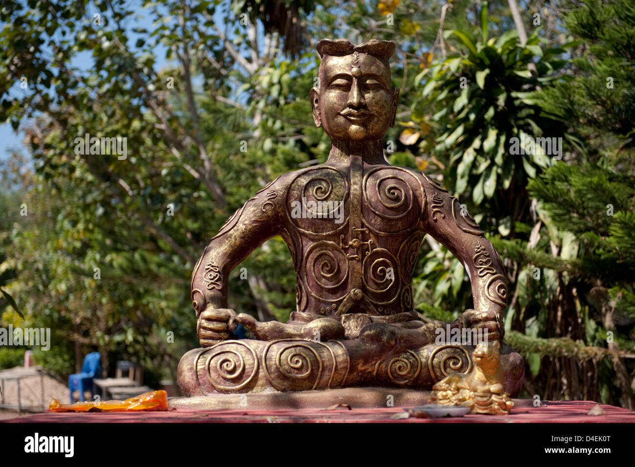 Mae Sai, Thailandia, statua di un vecchio Muay Thai Kaempfer Foto Stock