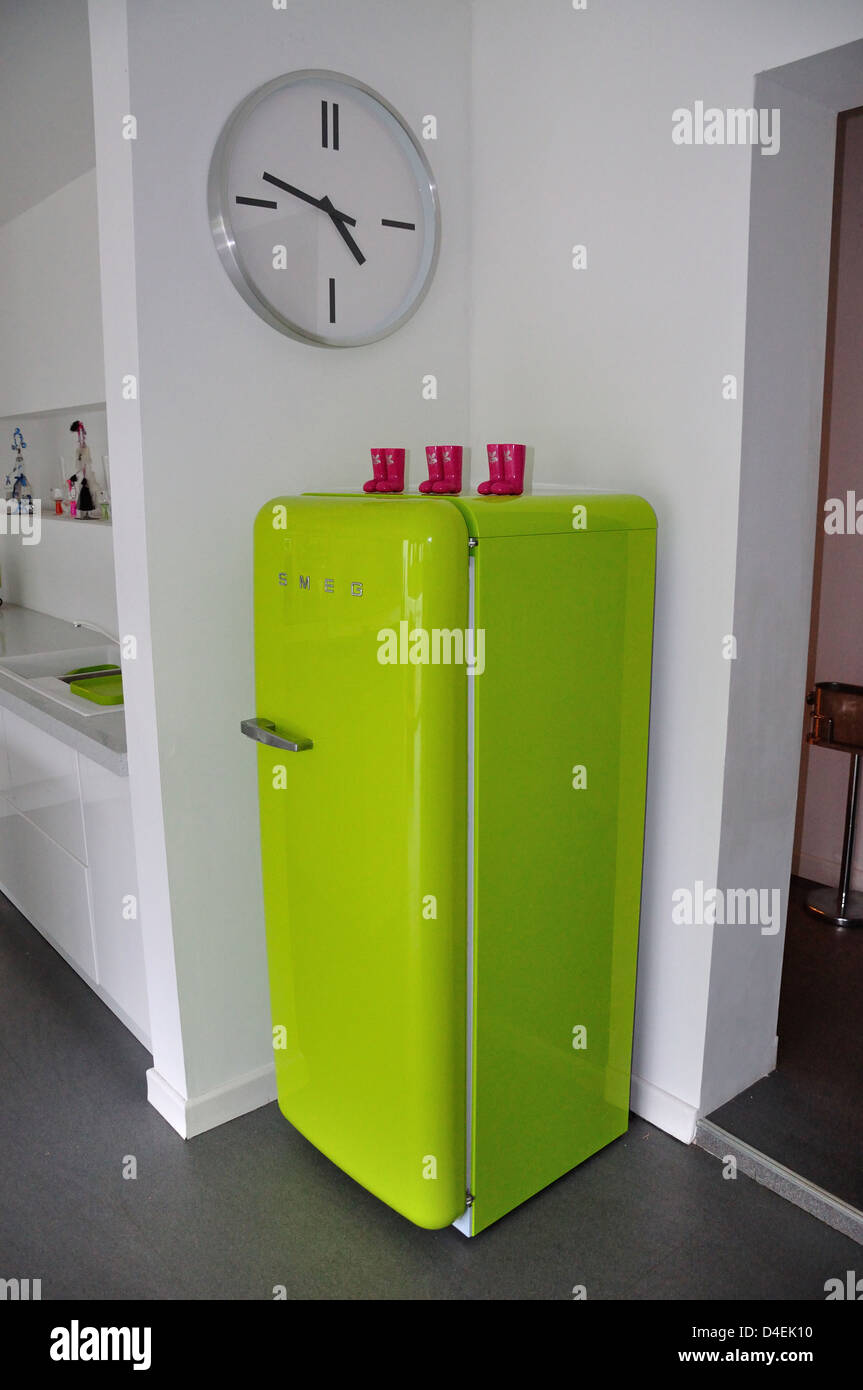 Calce-green Smeg frigorifero in cucina moderna, Ascot Berkshire, Inghilterra, Regno Unito Foto Stock