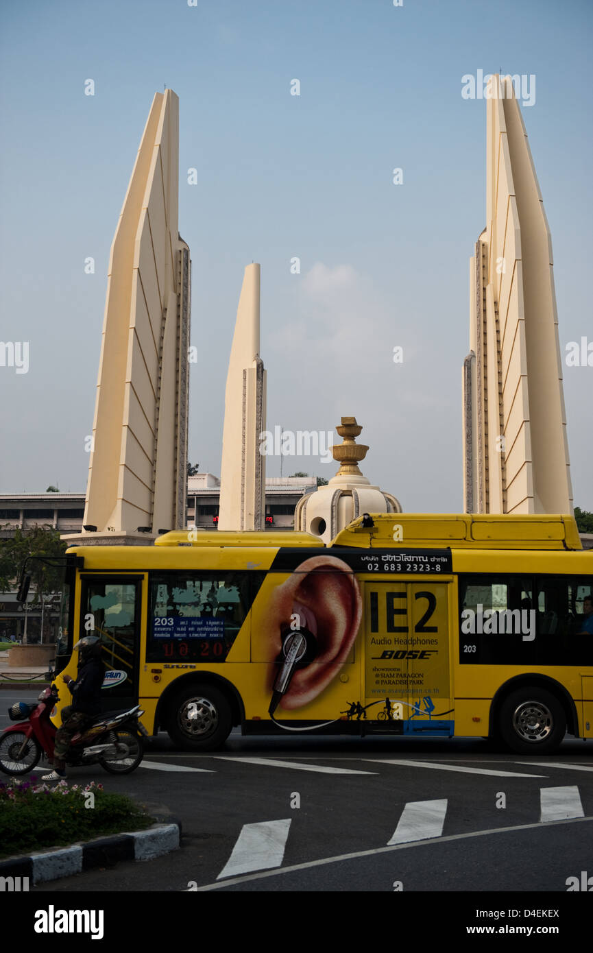 Bangkok, Thailandia, un bus sarà di fronte al monumento della democrazia Foto Stock
