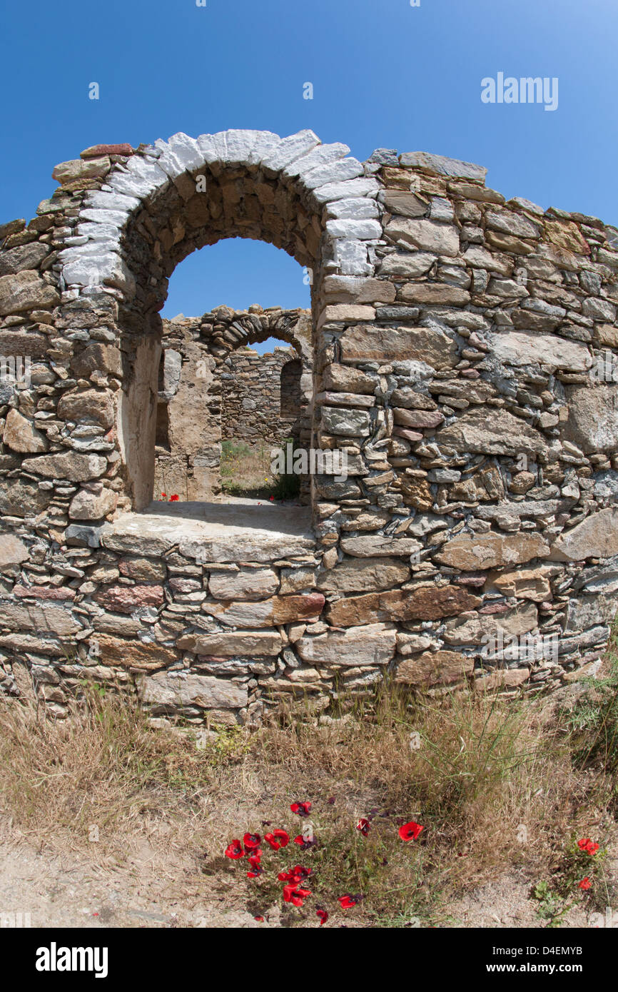 Archi in pietra in una vecchia rovina greca sull'isola di Mykonos nel Mediterraneo Foto Stock