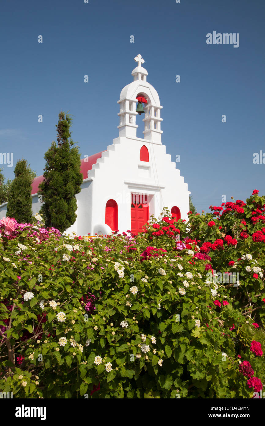 Piccola cappella greca con campanile circondato da giardino nella campagna sull'isola di Mykonos Foto Stock