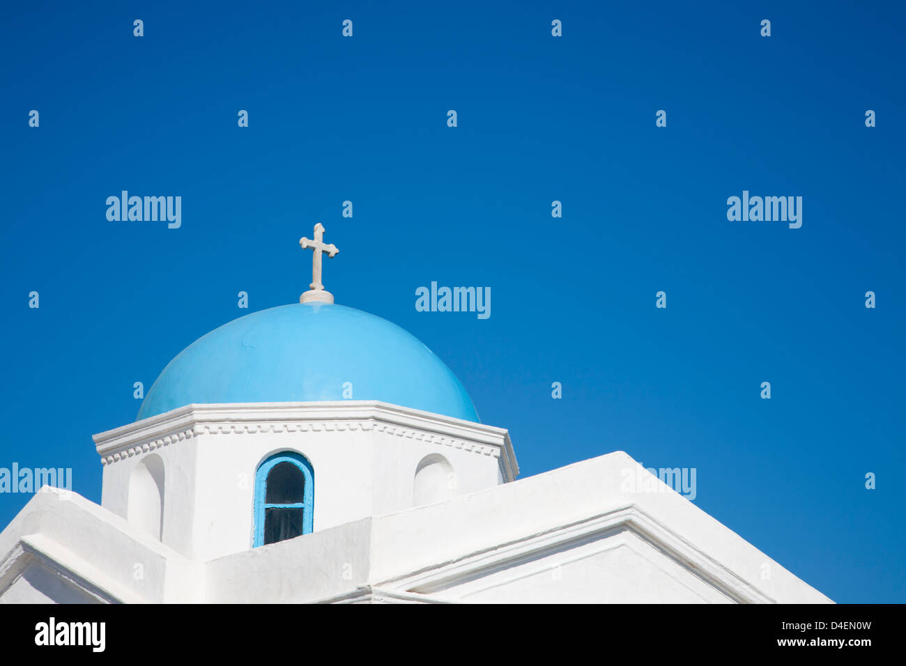 Chiesa greco-ortodossa di Agios Nikolaos con croce bianca su cupola blu e cielo a Chora sull'isola di Mykonos in Grecia, Europa mediterranea Foto Stock