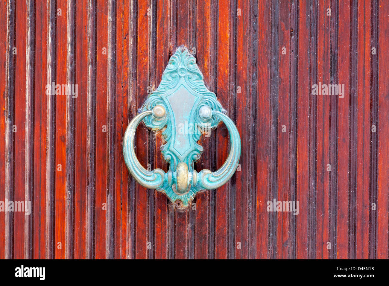 Porta blu ornata bussare sulla vecchia porta rossa nella città di Mykonos, Grecia, Europa mediterranea Foto Stock