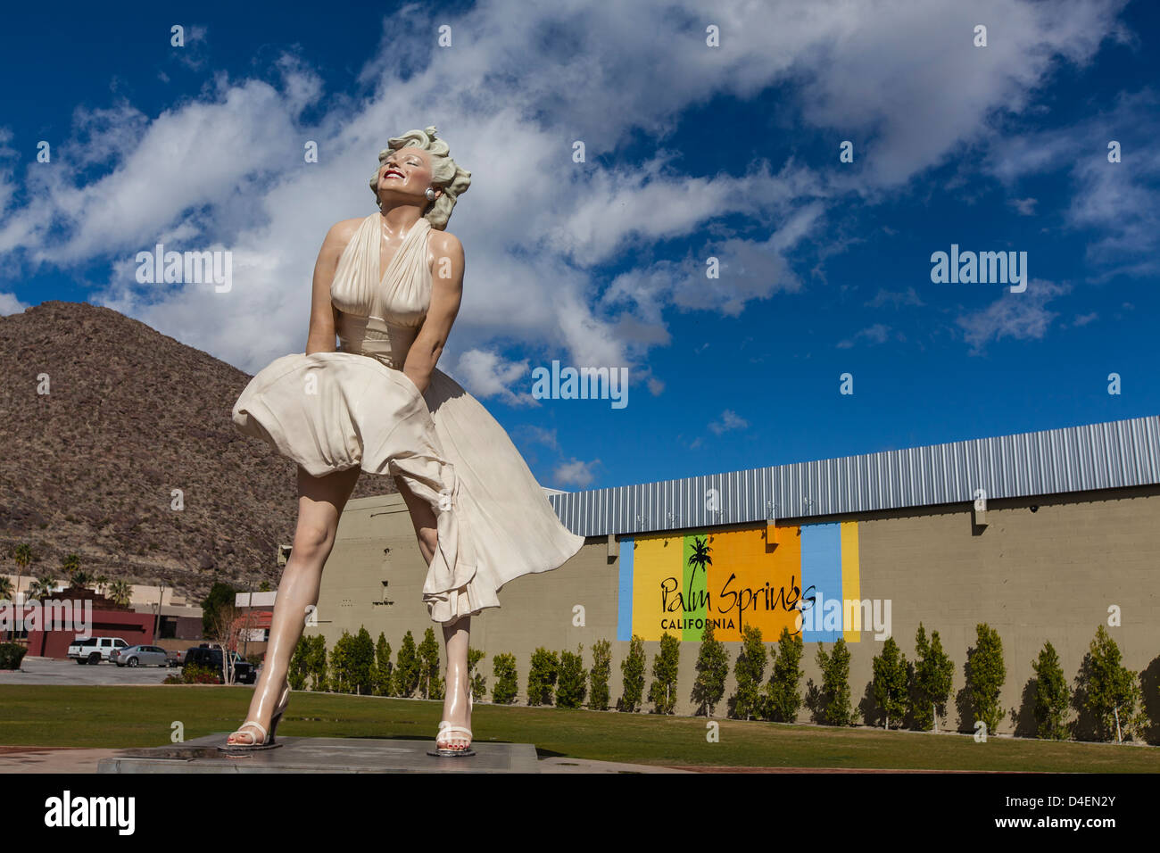 26 piedi di altezza statua di Marilyn Monroe da Seward Johnson, erede della Johnson & Johnson fortune, che si erge a Palm Springs, CA. Foto Stock