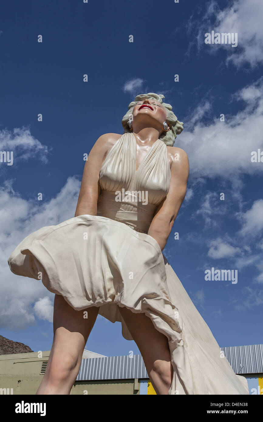 26 piedi di altezza statua di Marilyn Monroe da Seward Johnson, erede della Johnson & Johnson fortune, che si erge a Palm Springs, CA. Foto Stock