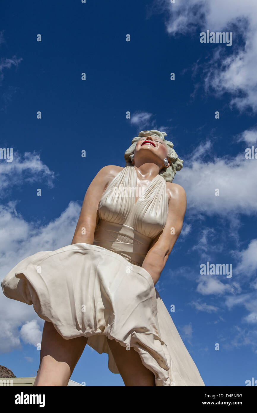 26 piedi di altezza statua di Marilyn Monroe da Seward Johnson, erede della Johnson & Johnson fortune, che si erge a Palm Springs, CA. Foto Stock