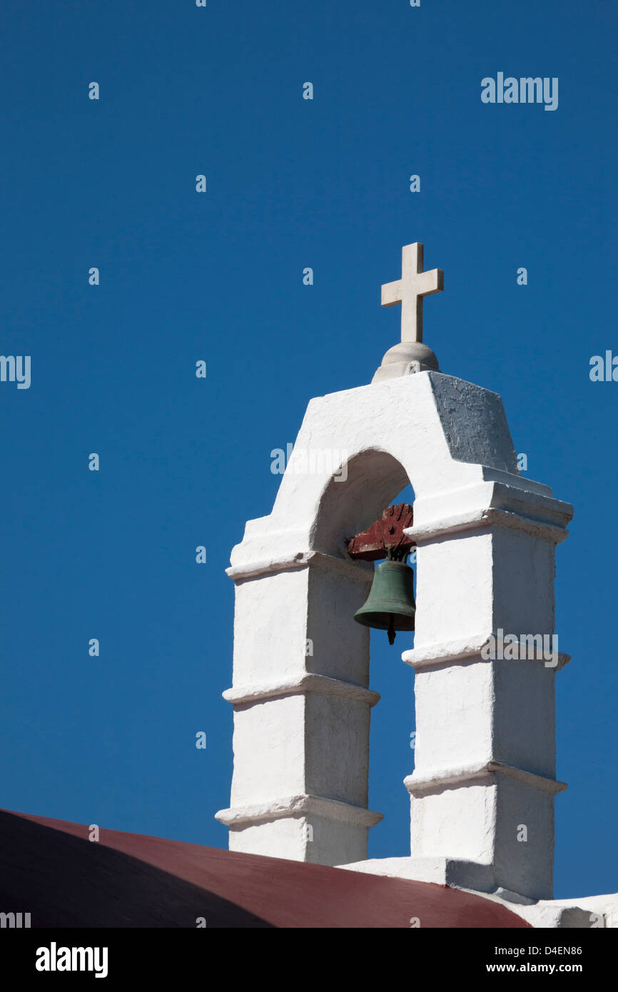 Chiesa campanile e croce a Mykonos, Grecia Foto Stock
