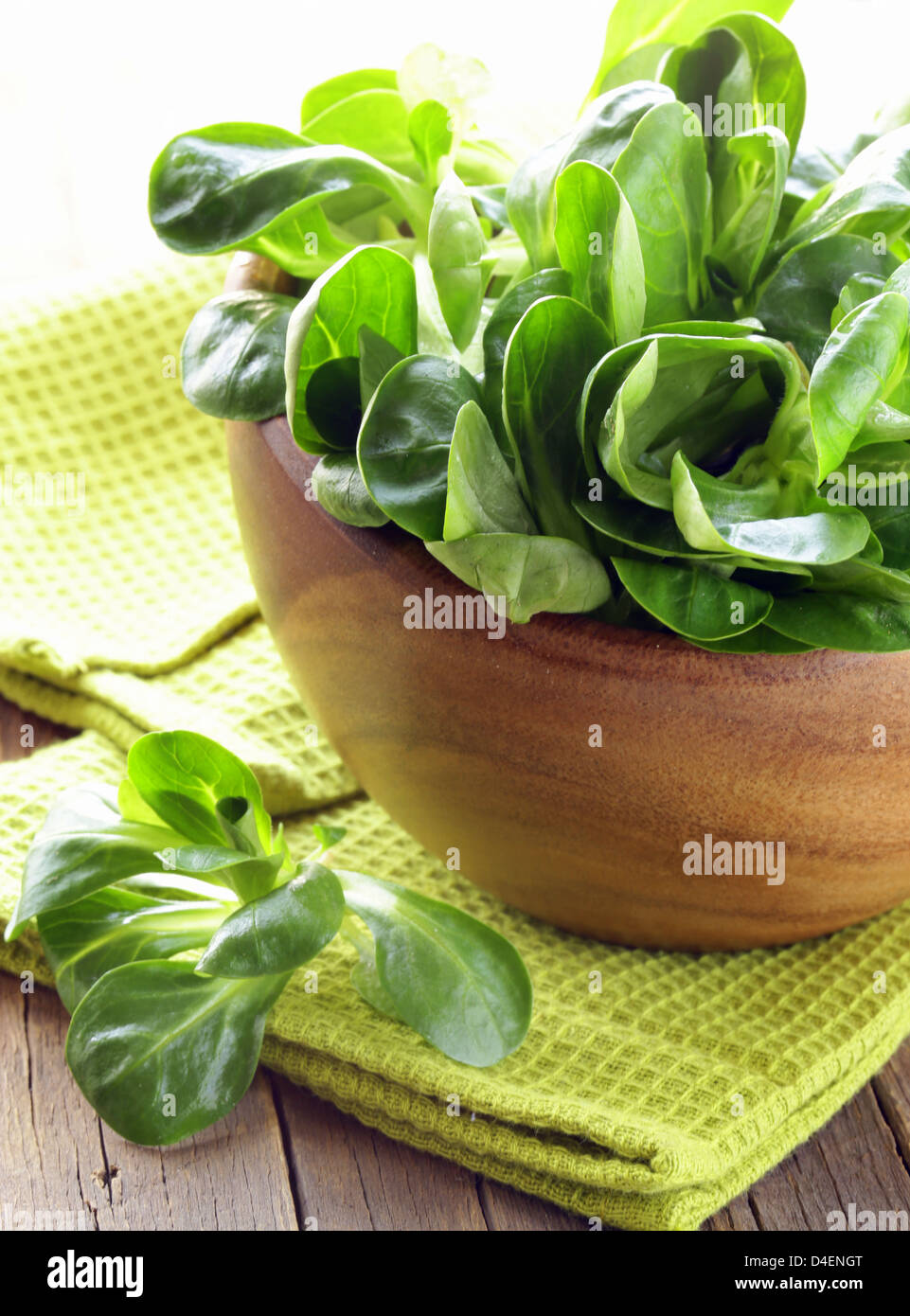 Fresca insalata verde valeriana in una ciotola di legno Foto Stock