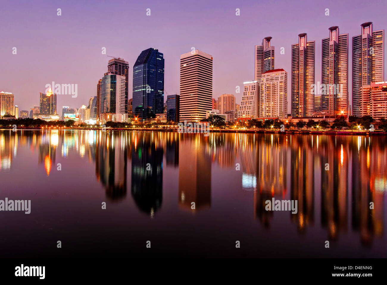 Al tramonto sul lago in Ratchada Benjakiti Park | Bangkok Foto Stock