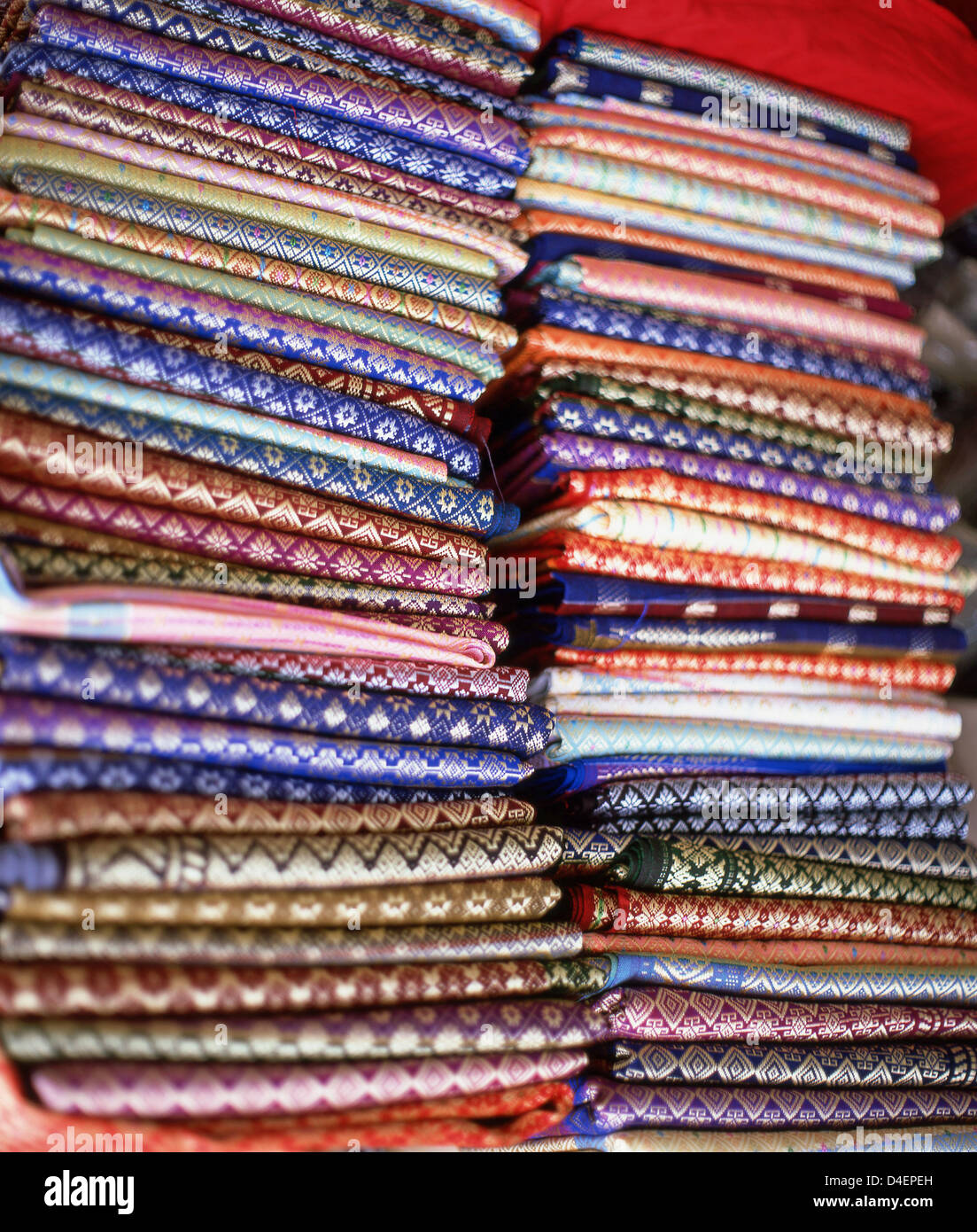 Pile di seta tovaglie in vendita, Nuovo Phetchaburi Road, Ratchathewi District, Bangkok, Thailandia Foto Stock