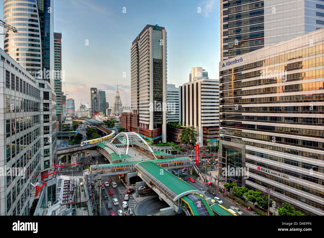 Blue ora a Sathorn Road Interchange, Bangkok Foto Stock