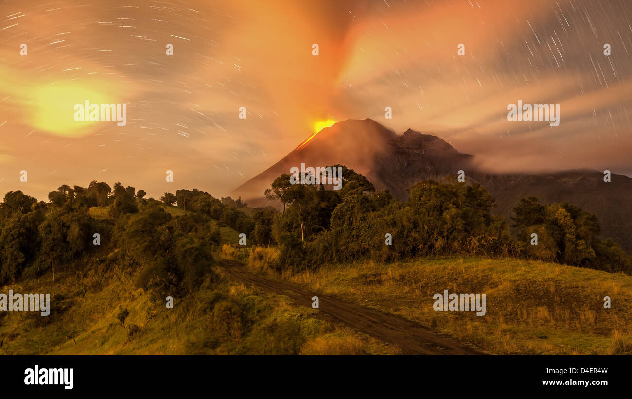 Vulcano Tungurahua eruttando Ecuador America del Sud molto lunga esposizione con Tracce stellari Canon 5D Markii ISO640 20min di esposizione convertito da materie Foto Stock