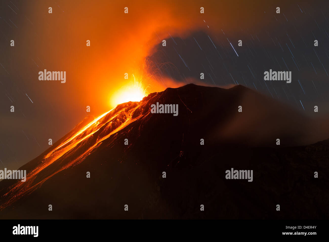 Vulcano Tungurahua eruttando Ecuador America del Sud Foto Stock
