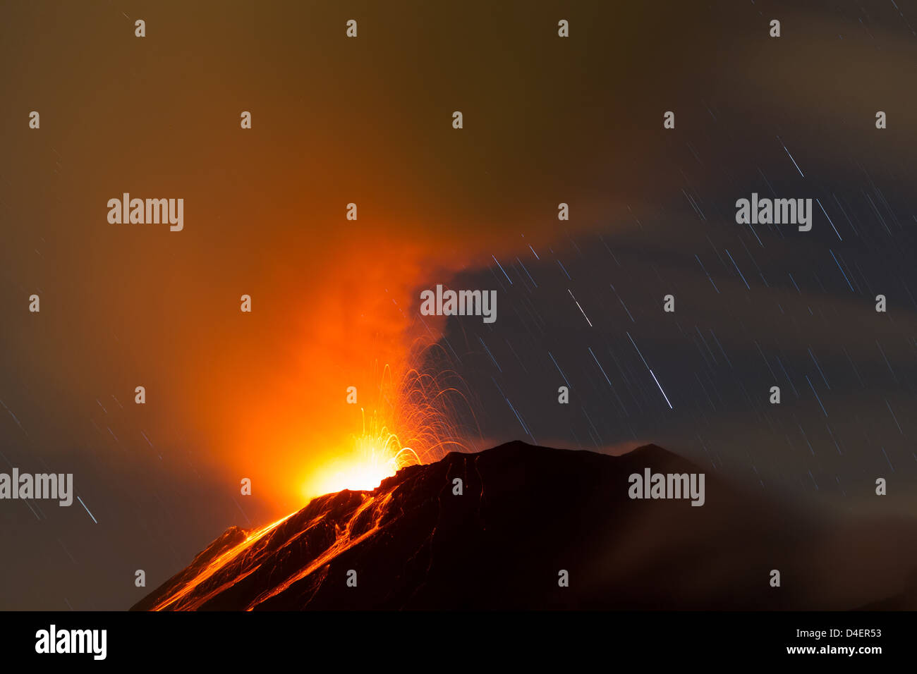 Vulcano Tungurahua eruttando Ecuador America del Sud Foto Stock