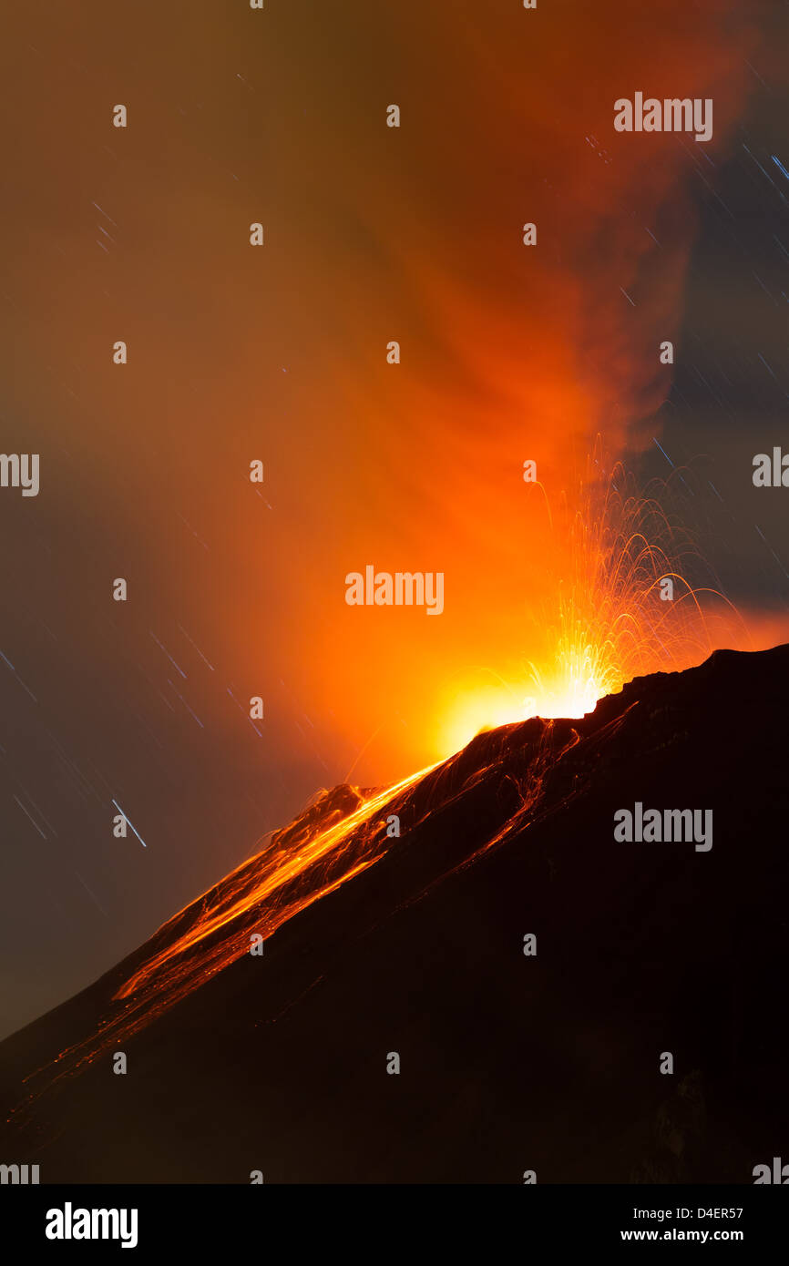 Vulcano Tungurahua eruttando Ecuador America del Sud Foto Stock