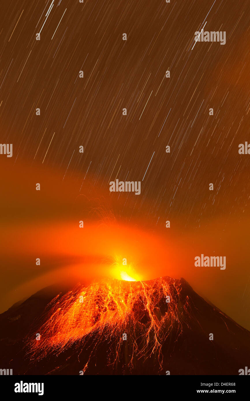 Vulcano Tungurahua eruttando Ecuador America del Sud Foto Stock