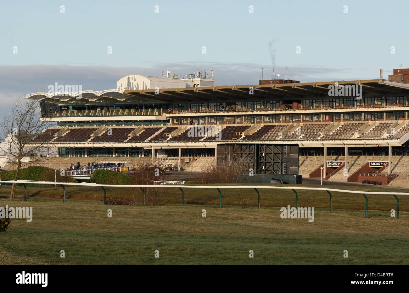 Cheltenham, Regno Unito. 13 marzo 2013. Una vista generale (GV) del cavalletto principale a Cheltenham in le prime luci del giorno due (Ladies giorno) del Cheltenham nazionale Festival di suoneria. Credit: Azione Plus immagini di Sport / Alamy Live News Foto Stock