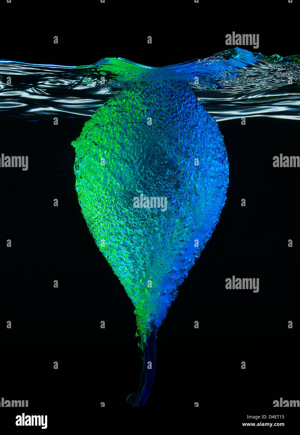 Immagini ad alta velocità del palloncino subacqueo popping Foto Stock