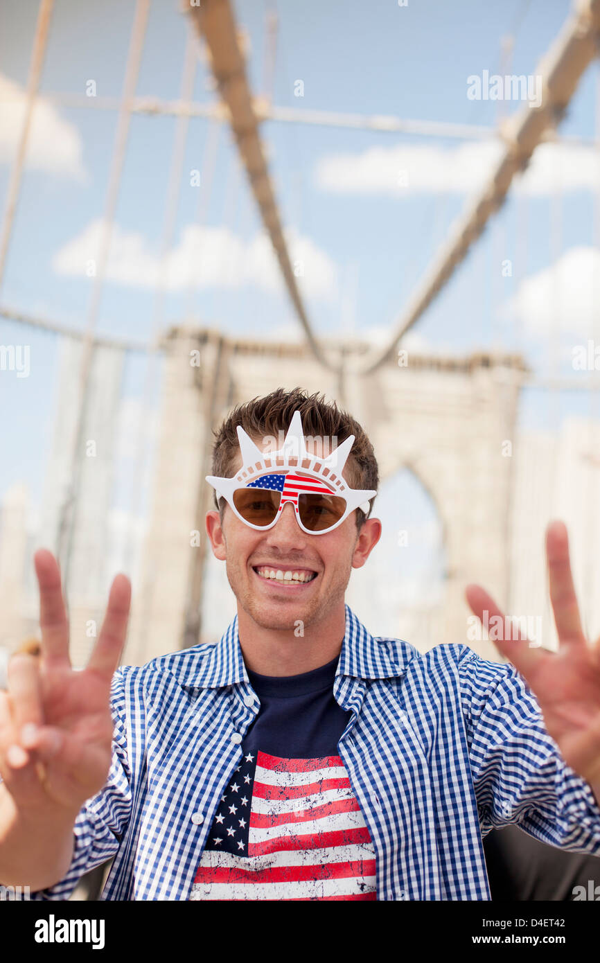Uomo in novità gli occhiali da sole sul ponte urbano Foto Stock