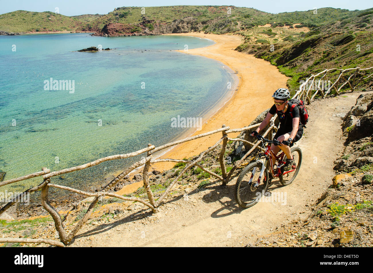 Mountain biker sulla Cami de Cavalls sentiero costiero a Minorca nelle Isole Baleari, Spagna Foto Stock