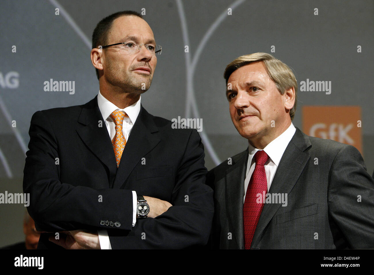 Amministratore Delegato di azienda di ricerche di mercato GfK AG, Klaus Wuebbenhorst (L), e il presidente del consiglio di sorveglianza, Hajo Riesenbeck, sono rappresentati alla riunione generale in Fuerth, Germania, 21 maggio 2008. I piani di GfK per diventare il secondo più grande azienda di ricerche di mercato dopo un consolidamento con British Taylor Nelson Sofres (TNS). La GfK ha realizzato un profitto pari a 2,6 miliardi di euro nel 2007. Foto: DAN Foto Stock