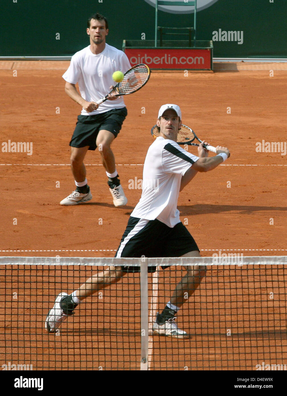 I giocatori di tennis Christopher Kas e Philipp Petzschner (L) della Repubblica federale di Germania sono ritratte in azione contro Bolelli e Starace dell Italia durante il World Team Cup match di tennis Germania vs. Italia, a Duesseldorf in Germania, 21 maggio 2008. Italia vince 2-6, 6-3 e 10-4. Il World Team Cup si svolge presso il Club di Duesseldorf Rochus dal 18 maggio al 24 maggio 2008. Foto: ROLAND WEIHRAUCH Foto Stock