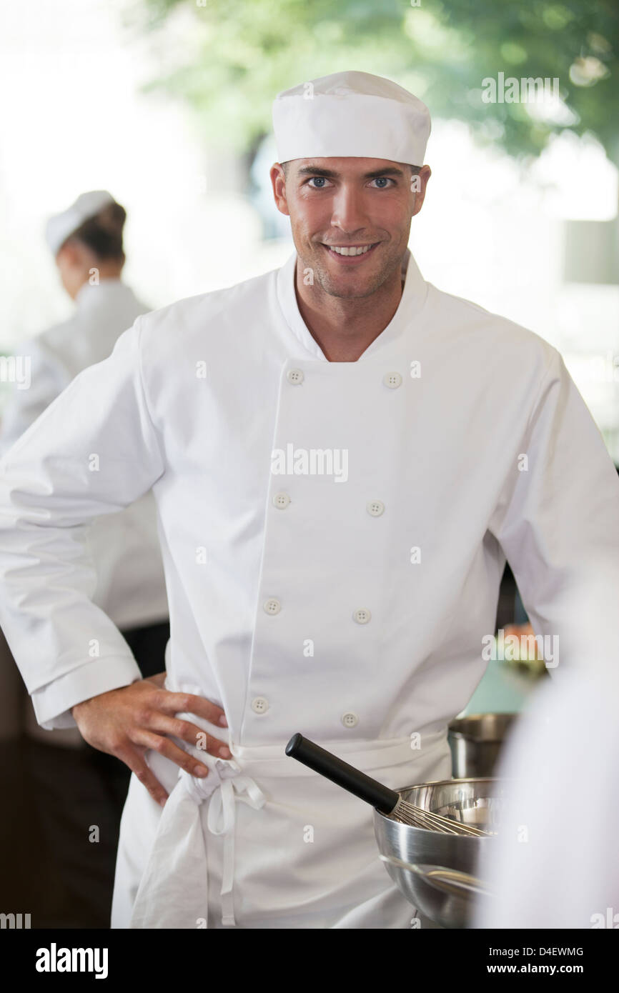 Lo Chef sorridente nel ristorante cucina Foto Stock