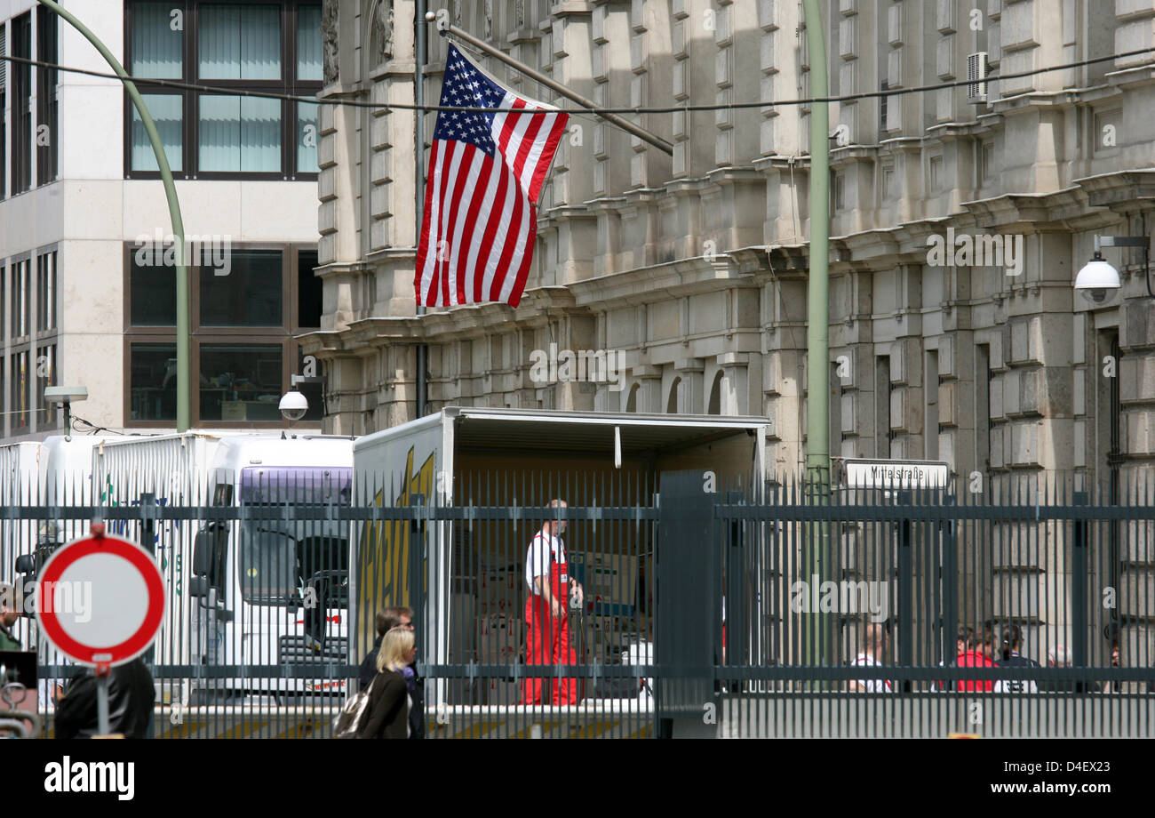 I file vengono spostati in un camion di fronte alla vecchia Ambasciata degli Stati Uniti a Berlino, 23 maggio 2008. Alla fine della settimana, l'AMBASCIATA DEGLI STATI UNITI sarà in movimento per la sua nuova dimora presso la Porta di Brandeburgo, riportando così alle ambasciate pre-guerra di posizione. Il nuovo edificio progettato dagli architetti Moore Ruble Yudell con un costo totale di 83 milioni di euro è di andare a riempire l'ultimo interstizio lasciato libero al Pariser Squa Foto Stock