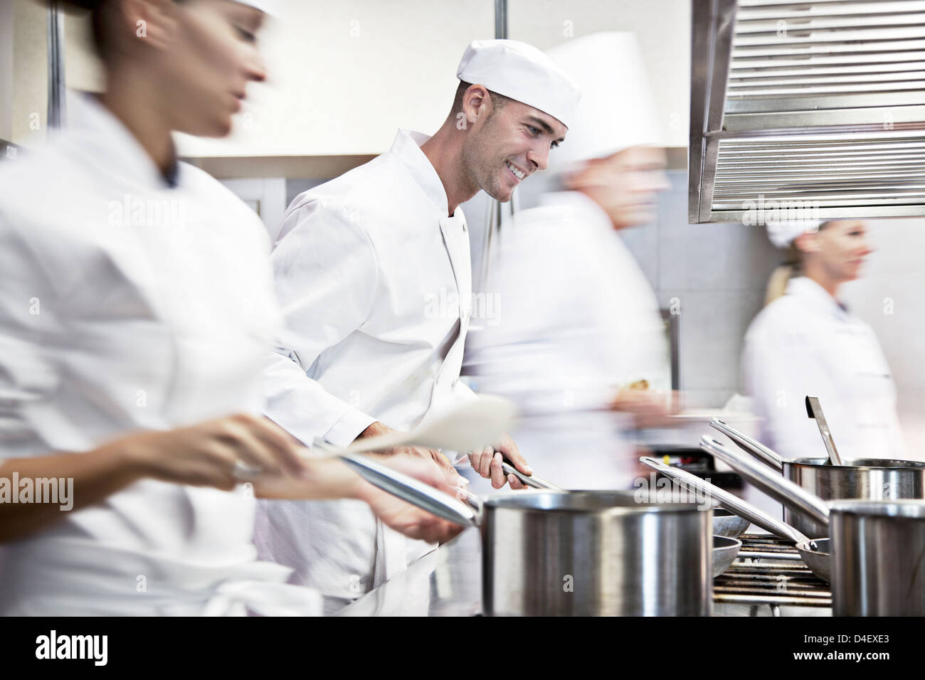 Gli chef cucinare nel ristorante cucina Foto Stock