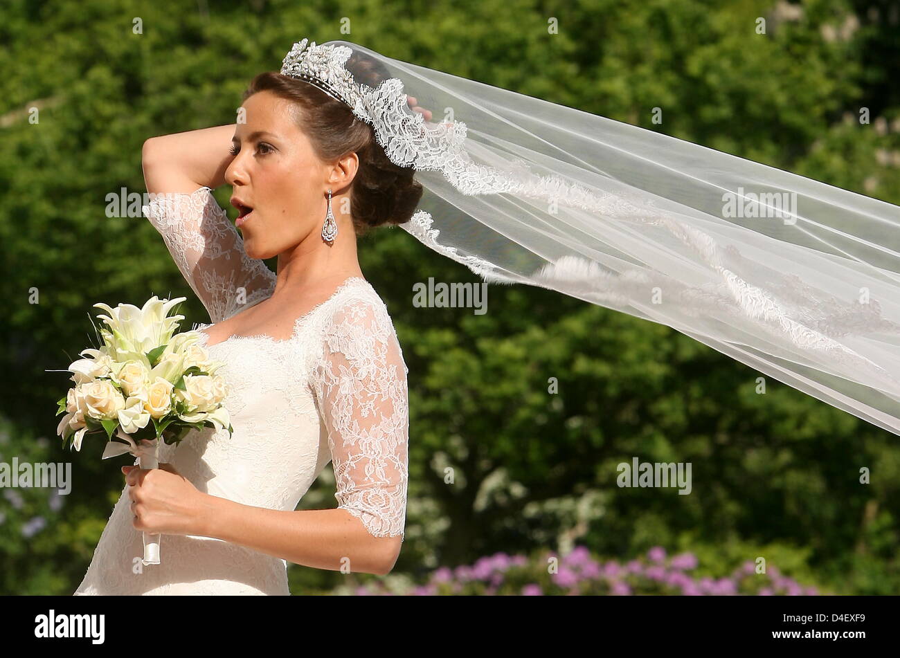 Marie Chevallier arriva alla chiesa per il matrimonio con il Principe Joachim di Danimarca in Mogeltonder, Danimarca, il 24 maggio 2008. Foto: Kay Nietfeld Foto Stock