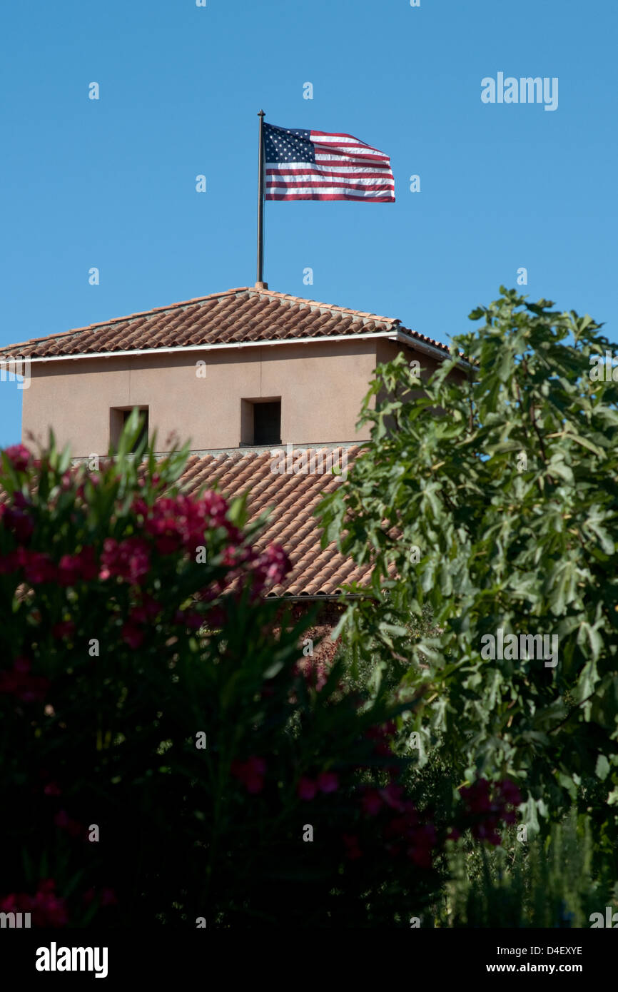 A Sonoma, Stati Uniti, bandiera sul tetto della cantina Viansa Winery in Napa Valley Foto Stock