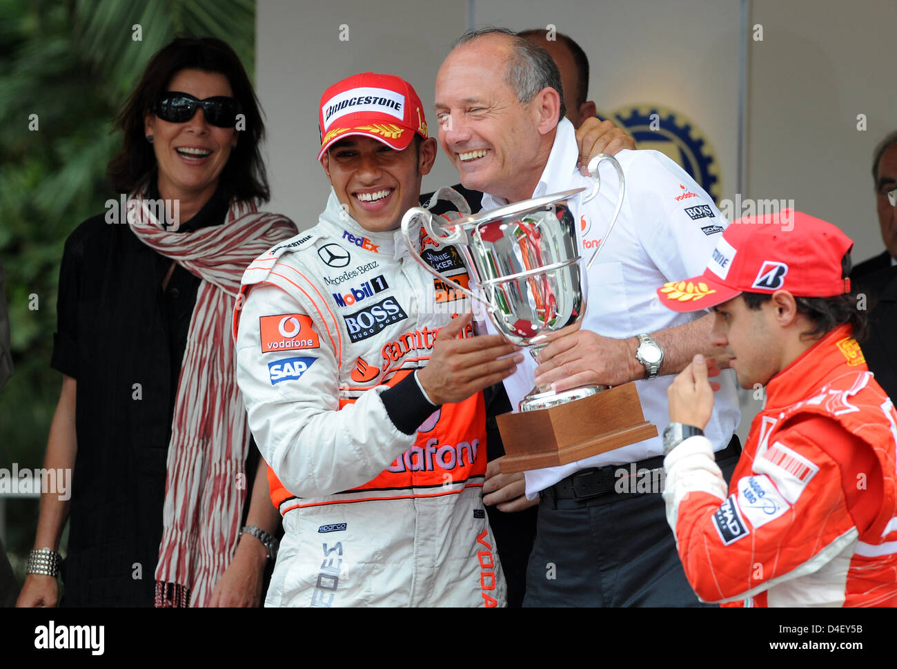 Vincitore del Gran Premio di Formula 1 di Monaco, British pilota di Formula Uno Lewis Hamilton della McLaren Mercedes (L), e il team pcrincipal della McLaren Mercedes Ron Dennis (R) celebrare la vittoria sul podio di Monte Carlo, Monaco, 25 maggio 2008. Foto: Gero Breloer Foto Stock