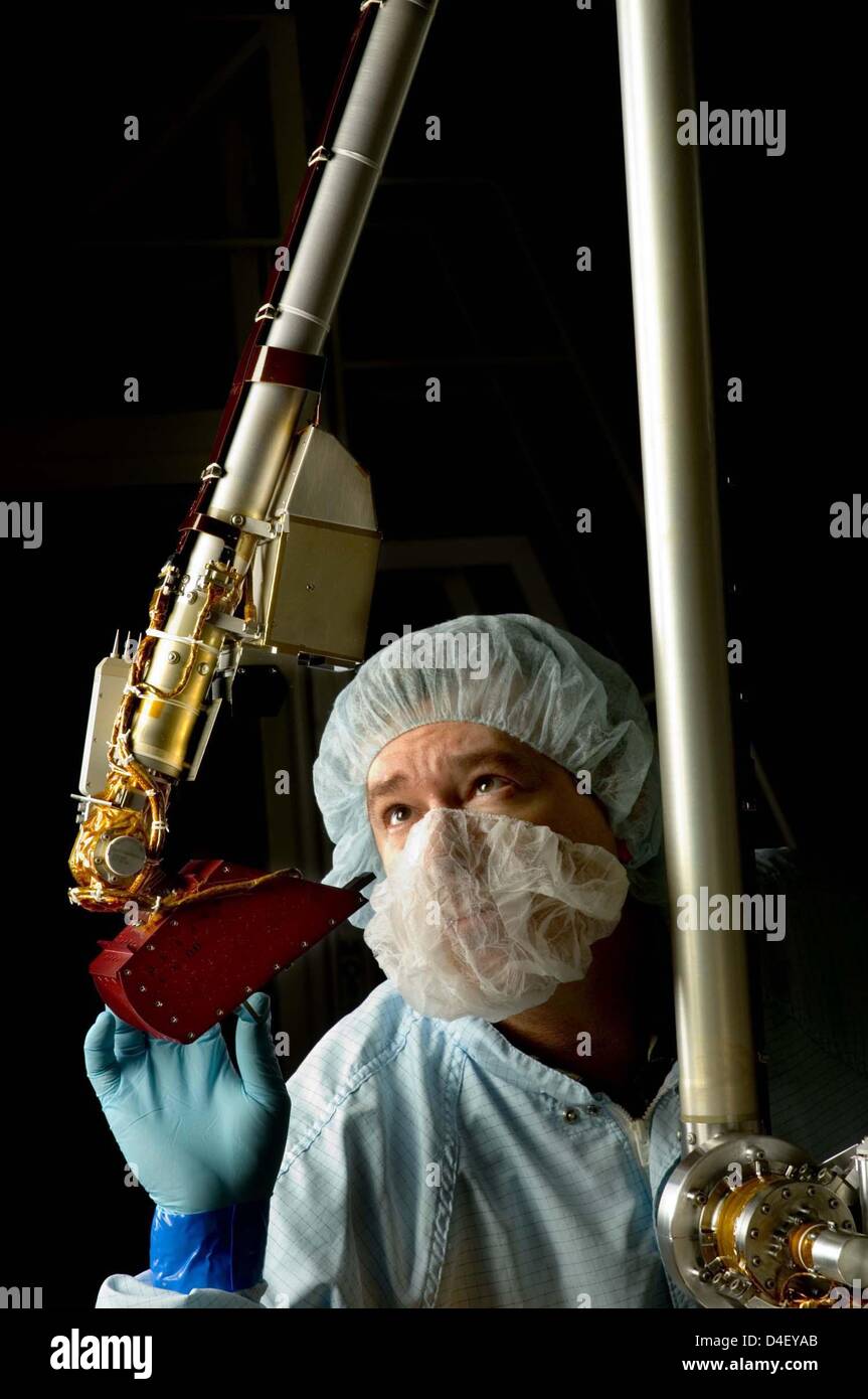 (Dpa) file Il file handout rilasciato dalla NASA datata settembre 2006 mostra aeronautica tecnico Billy Jones test di un 2.4-metri di braccio di robot di Mars Lander 'Phoenix' presso Lockheed Martin Space Systems. La missione Phoenix si dovranno studiare la storia dell'acqua nell'artico marziano e per la ricerca di elementi di prova di una zona abitabile. I costi ammontano a 420 milioni di dollari. Photnix ha atterrato su Foto Stock