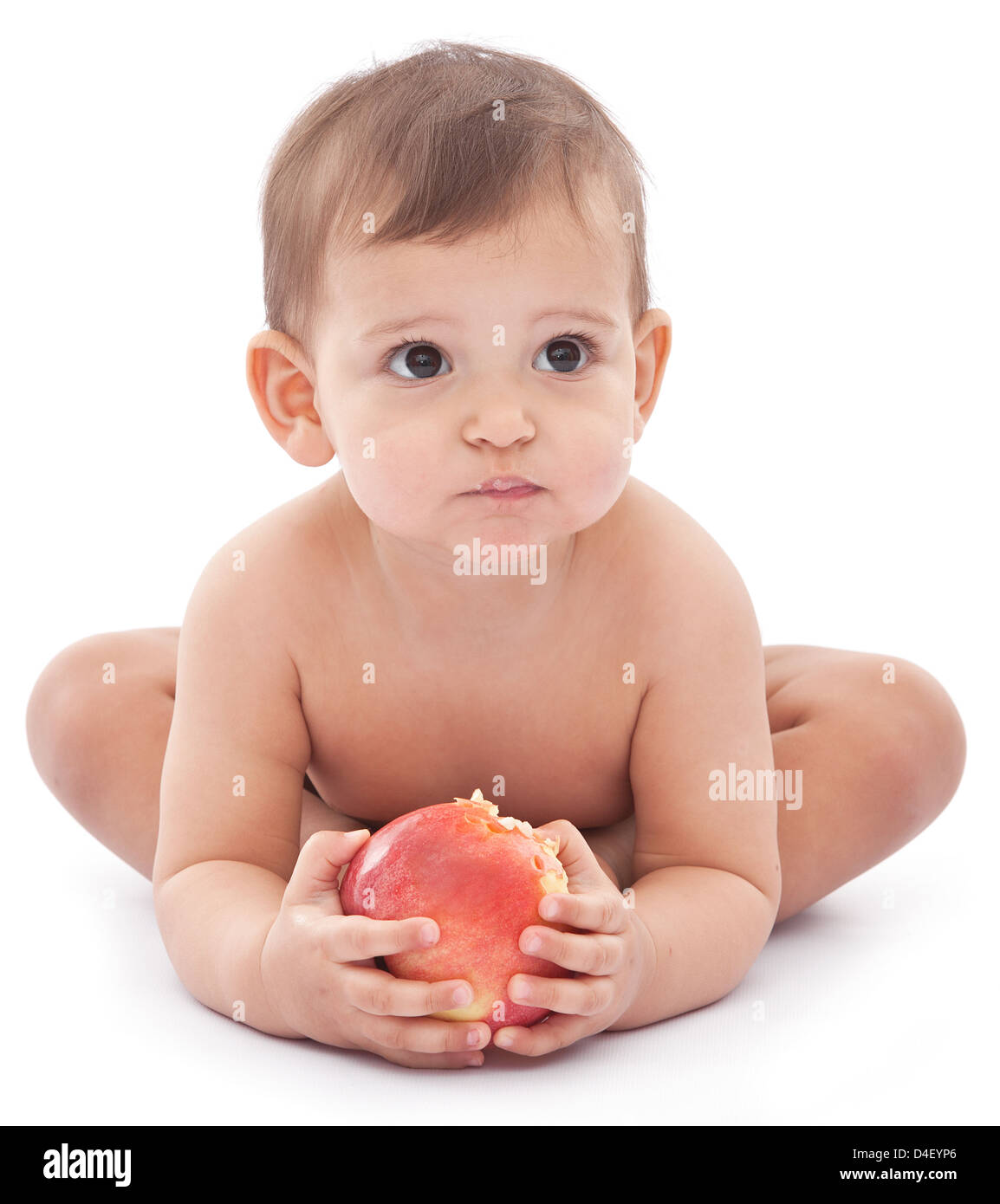 Funny baby con un big apple nelle sue mani. Isolato su sfondo bianco. Foto Stock