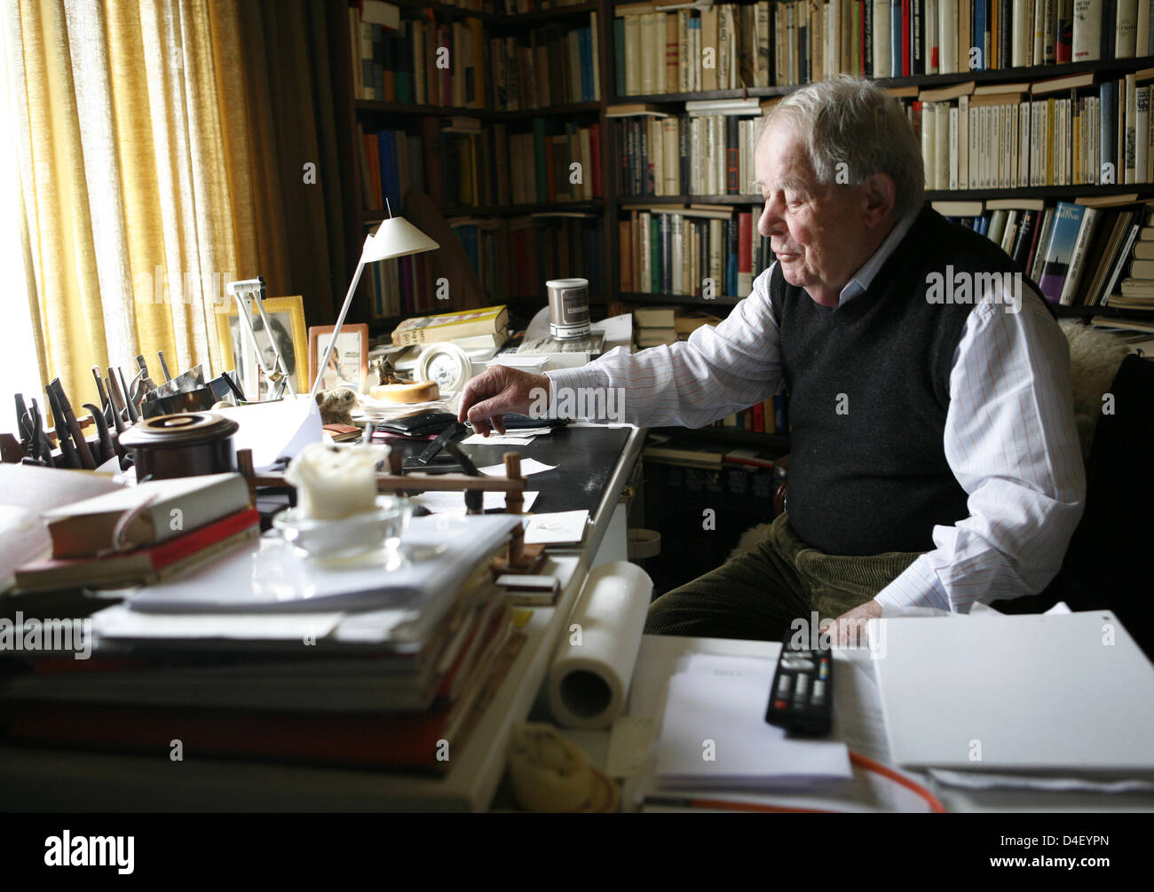 Autore tedesco Siegfried Lenz alla sua scrivania nella parte anteriore del libro scaffali nel suo appartamento Hamburg-Othmarschen, Germania, 23 maggio 2008. Foto: Jens remendo Foto Stock