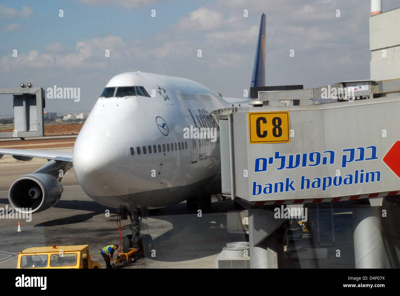 Un Boeing 747 del vettore tedesco Lufthansa raffigurato all'aeroporto di Tel Aviv, Israele, 09 maggio 2008. Le proteste sono state immense quando i primi aerei di Lufthansa atterrato all'aeroporto Ben Gurion in 1968. Oggi, Lufthansa è con alcuni 400.000 passeggeri la seconda più grande vettore operarting in Israele. Foto: Georg Ismar Foto Stock