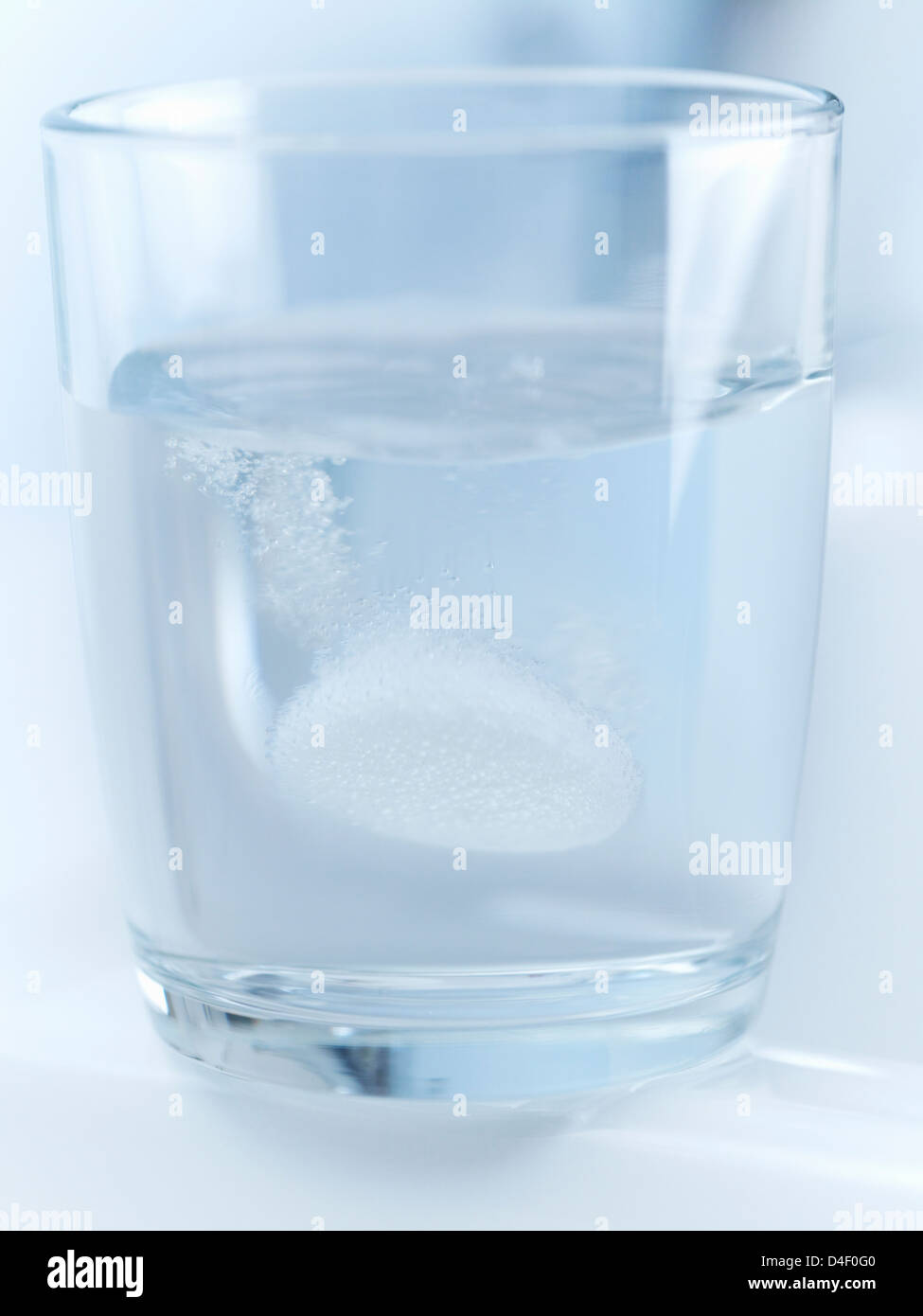 Close up di pillola frizza nel bicchiere di acqua Foto Stock