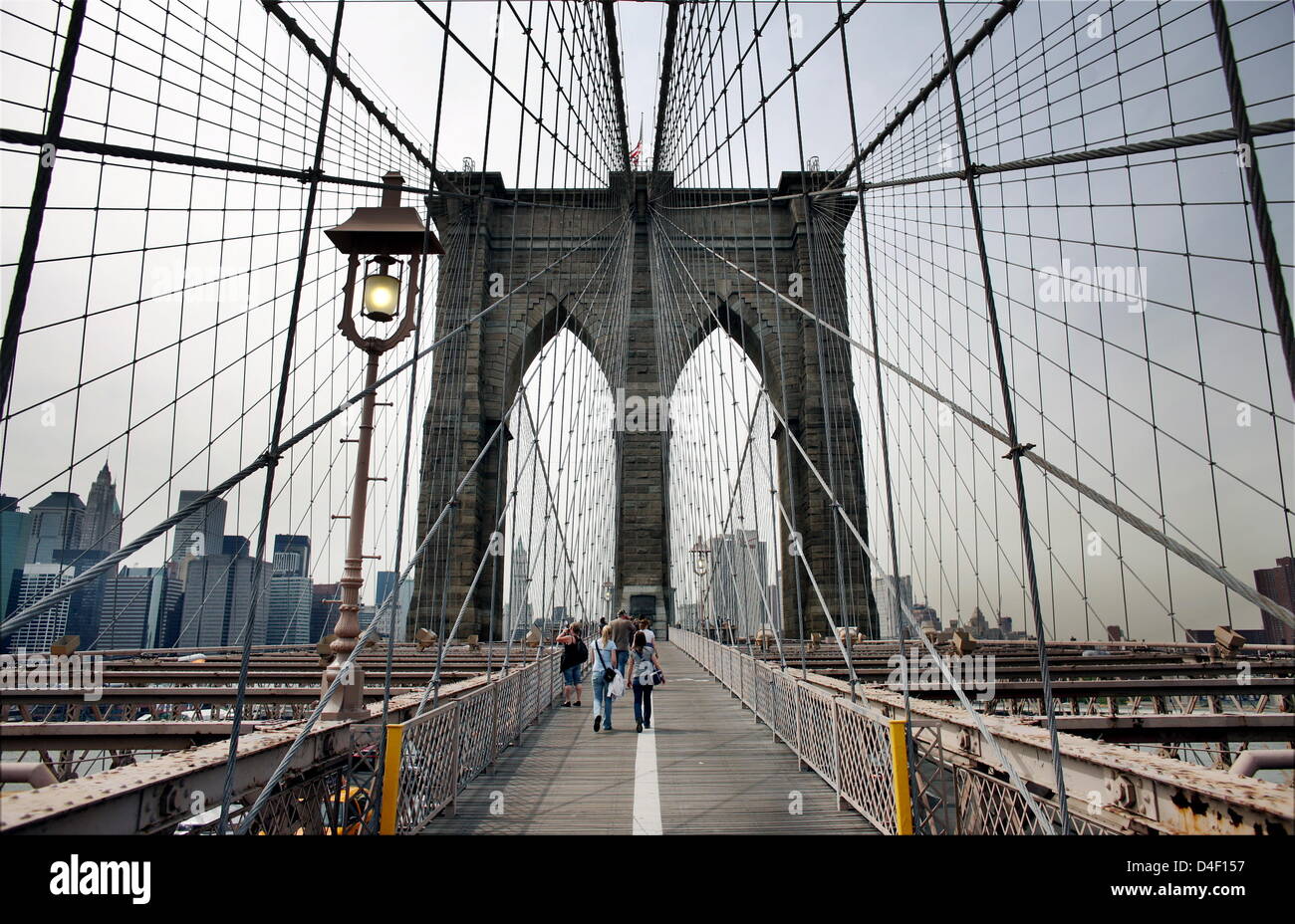 La foto mostra il moto e la corsia pedonale sul ponte di Brooklyn, New York, Stati Uniti d'America, 18 maggio 2008. Foto: Kay Nietfeld Foto Stock