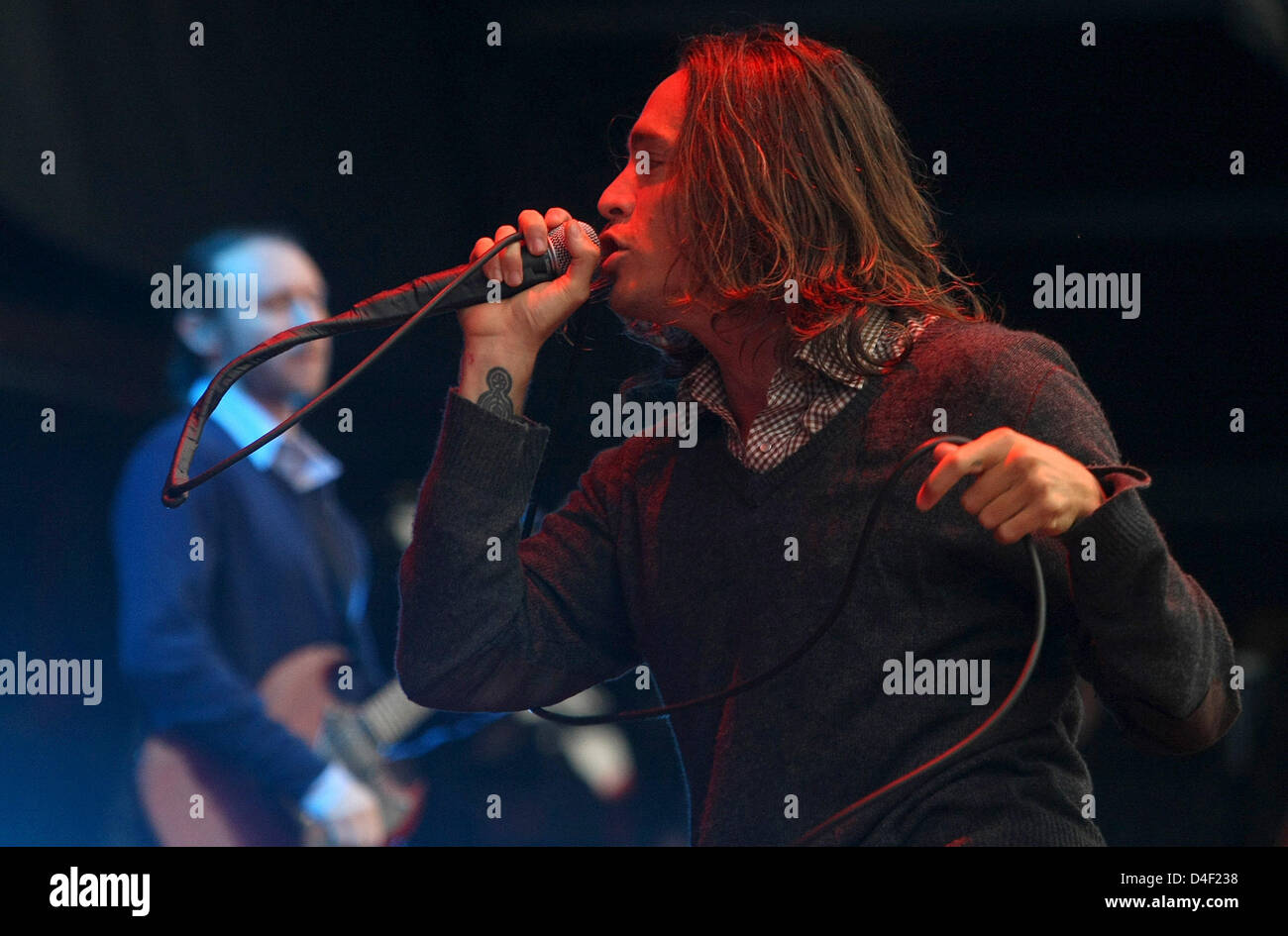 Frontman Brandon Boyd (R) di noi banda di crossover "Incubus' è mostrato durante la sua performance in open air festival 'Rock Am Ring' al Nuerburgring racetrack, Germania, 06 giugno 2008. L'evento di tre giorni ha iniziato lo stesso giorno con le nuvole. 85.000 visitatori sono attesi per partecipare al festival annuale di musica, che ospita numerose nazionali ed internazionali atti superiore. Foto: Thomas Frey Foto Stock