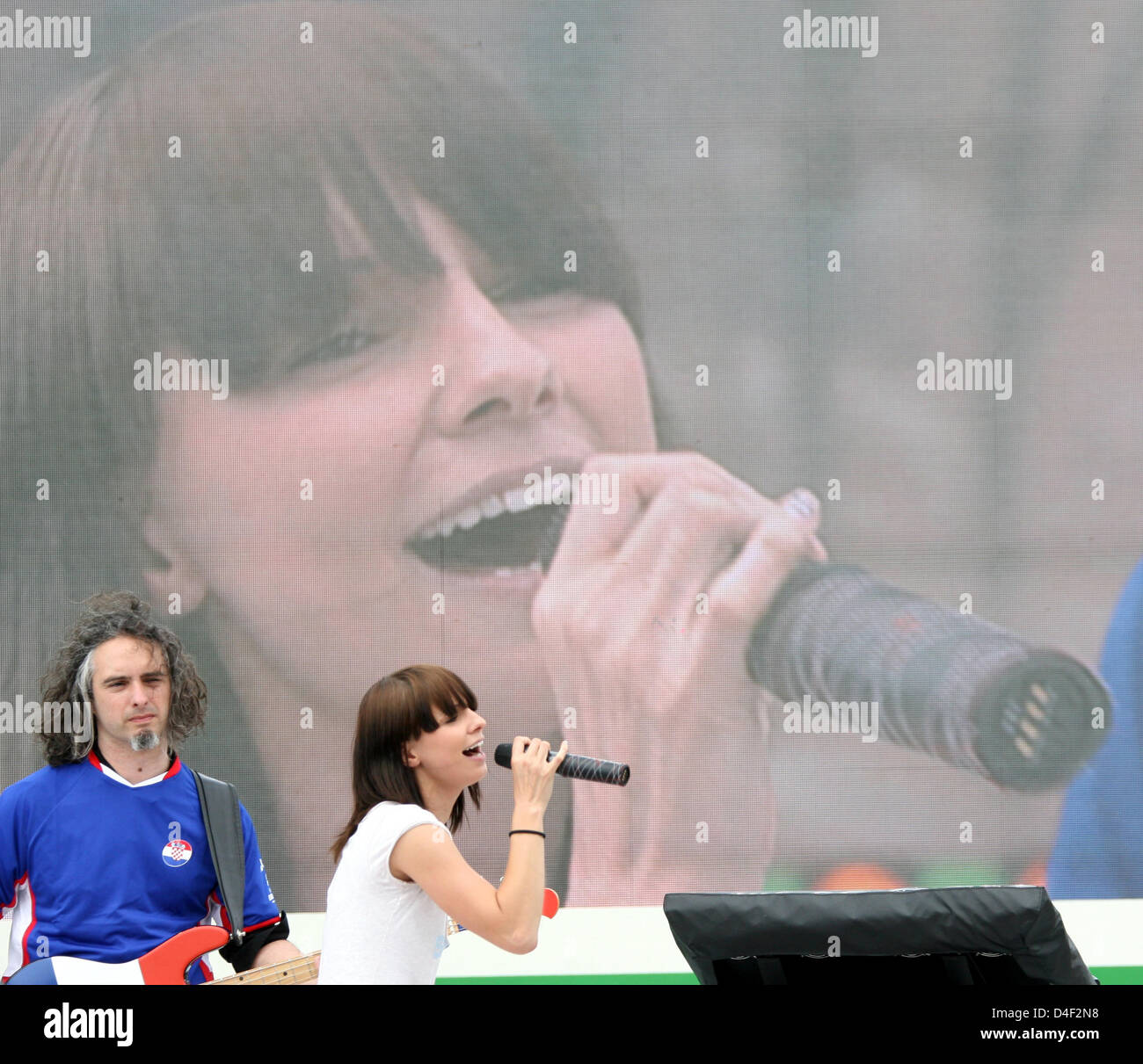 Cantante austriaco di Euro 2008 canzone 'Fieber', Christina Stuermer, e la banda di eseguire sul lago di fase il pubblico visualizzazione luogo del canale della televisione tedesca ZDF, di Bregenz, Austria, 08 giugno 2008. L'Austria dovrà affrontare la Croazia in un match di apertura di UEFA EURO 2008. Foto: Patrick Seeger Foto Stock