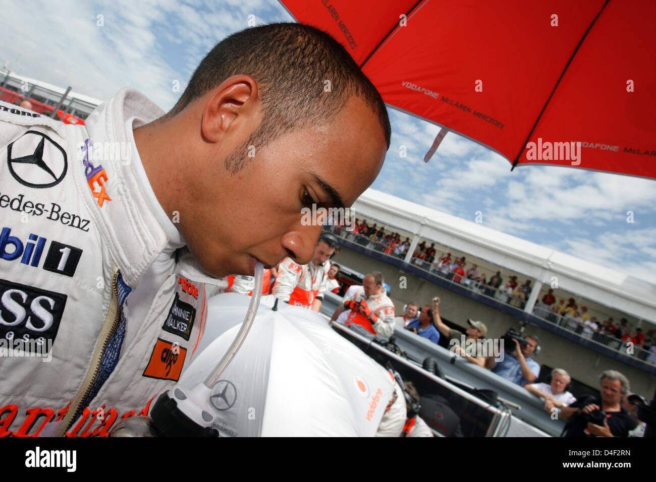 British pilota di Formula Uno Lewis Hamilton della McLaren Mercedes esce fuori della sua vettura prima dello start del Gran Premio del Canada a Montreal in Canada il 08 giugno 2008. Foto: Jens Buettner dpa +++(c) dpa - Bildfunk+++ Foto Stock